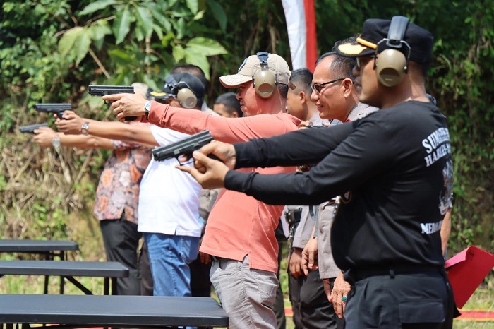 Meriahkan HUT Bhayangkara Ke-76, Polres Rohil Ajak Wartawan Lomba Menembak 